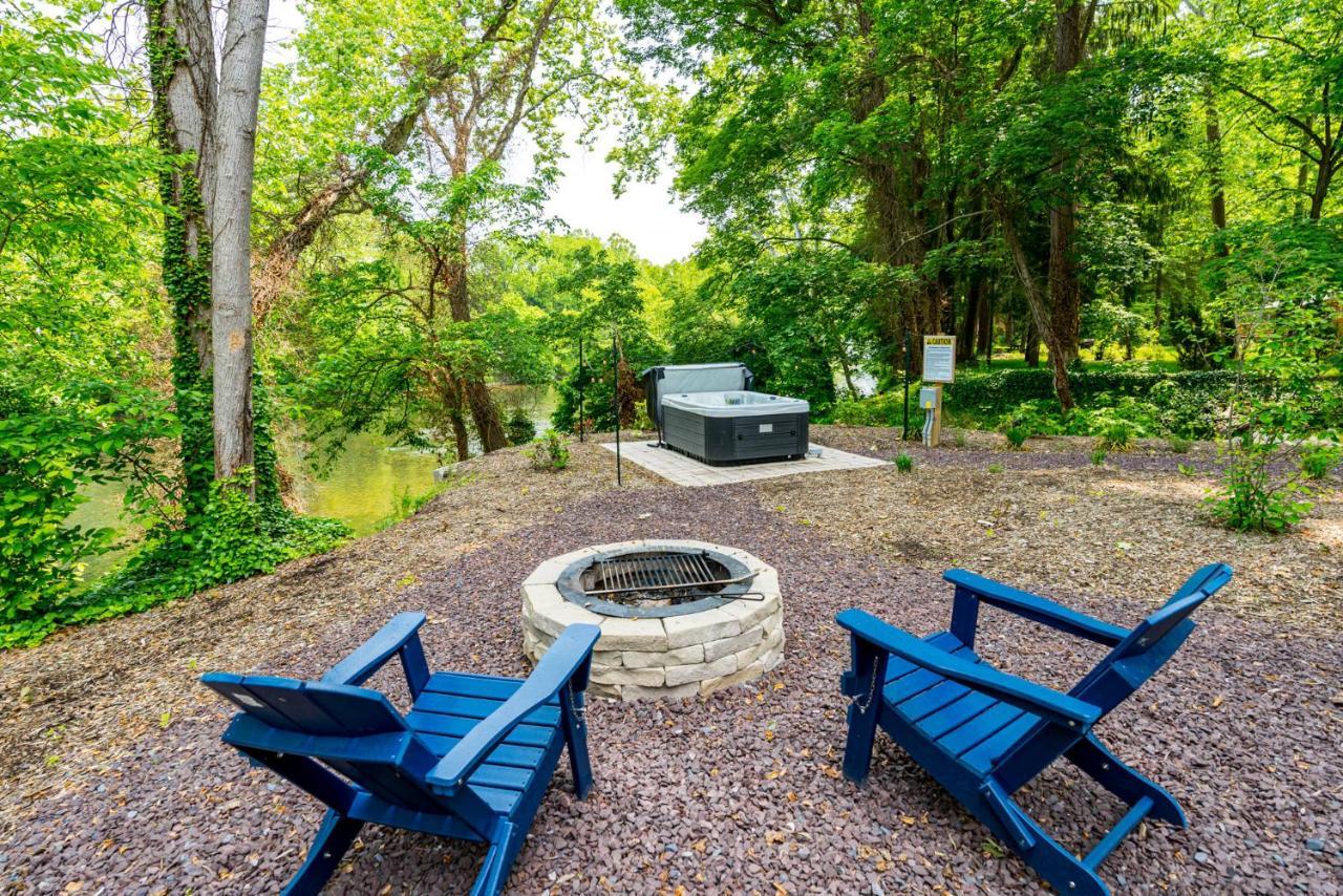 Riverside Tiny Cabin W Hot Tub, Fire Pit, & Kayaks Rileyville Exterior photo