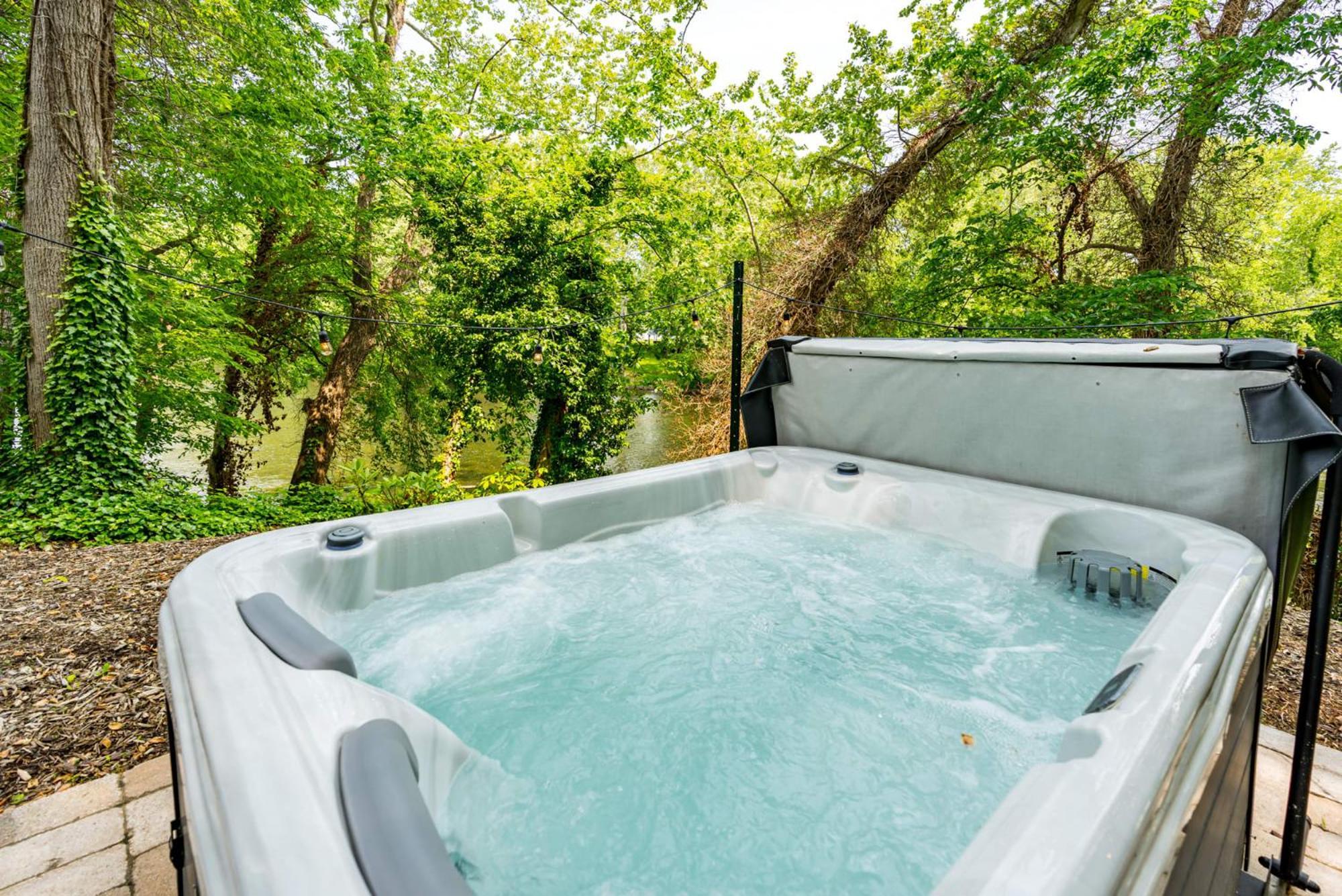 Riverside Tiny Cabin W Hot Tub, Fire Pit, & Kayaks Rileyville Exterior photo